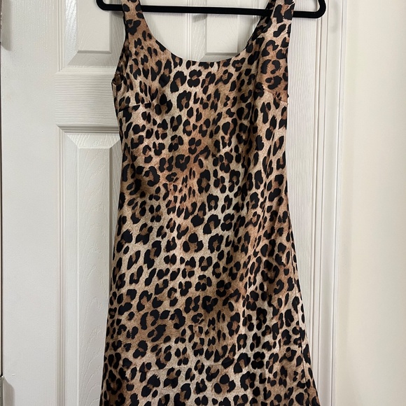ASOS Design Scoop Neck mini Satin Slip Dress in Leopard - Picture 2 of 3
